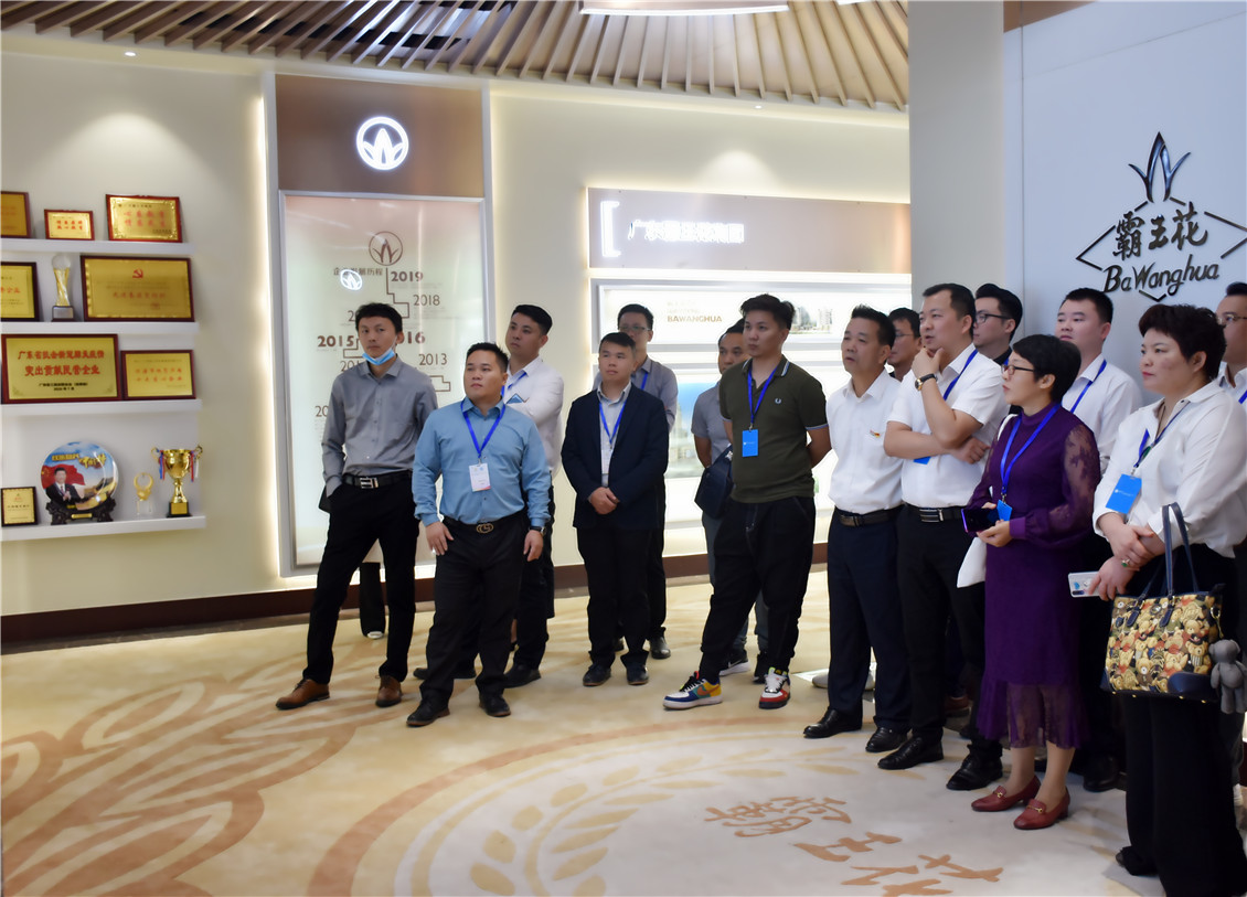 1 章航會(huì)長(zhǎng)一行觀看企業(yè)宣傳片.jpg