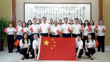 愿以吾輩之奮斗，獻禮祖國之奮進|廣東霸王花集團獻禮祖國73周年，祝愿祖國國泰民安，繁榮昌盛。