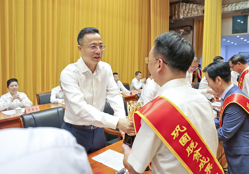 2023年6月30日,廣東霸王花集團榮獲東源縣2022年東源縣“扶貧濟困獎”金獎。