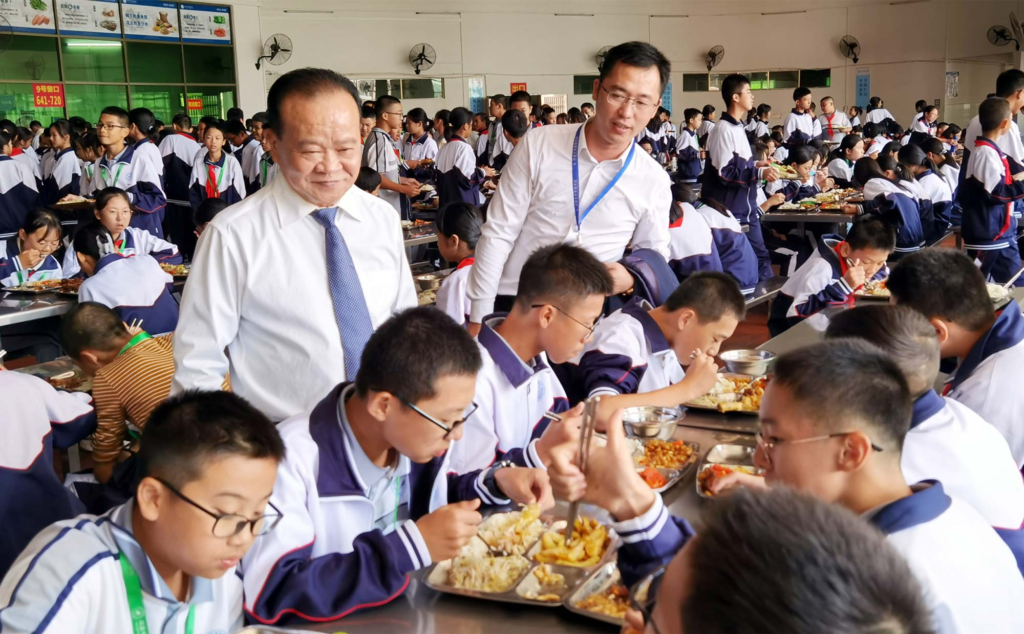 1634691563702892.jpg 集團董事長朱日楊、常務副校長謝輝華了解師生用餐情況.jpg