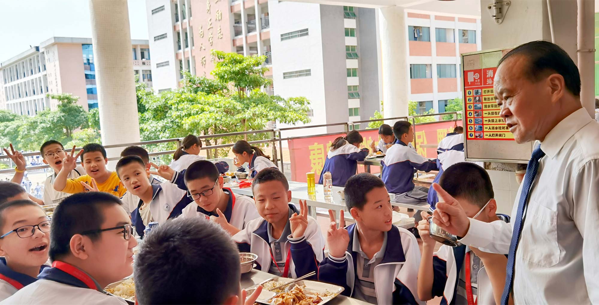 1634691622742175.jpg 集團董事長朱日楊叮囑學生.jpg